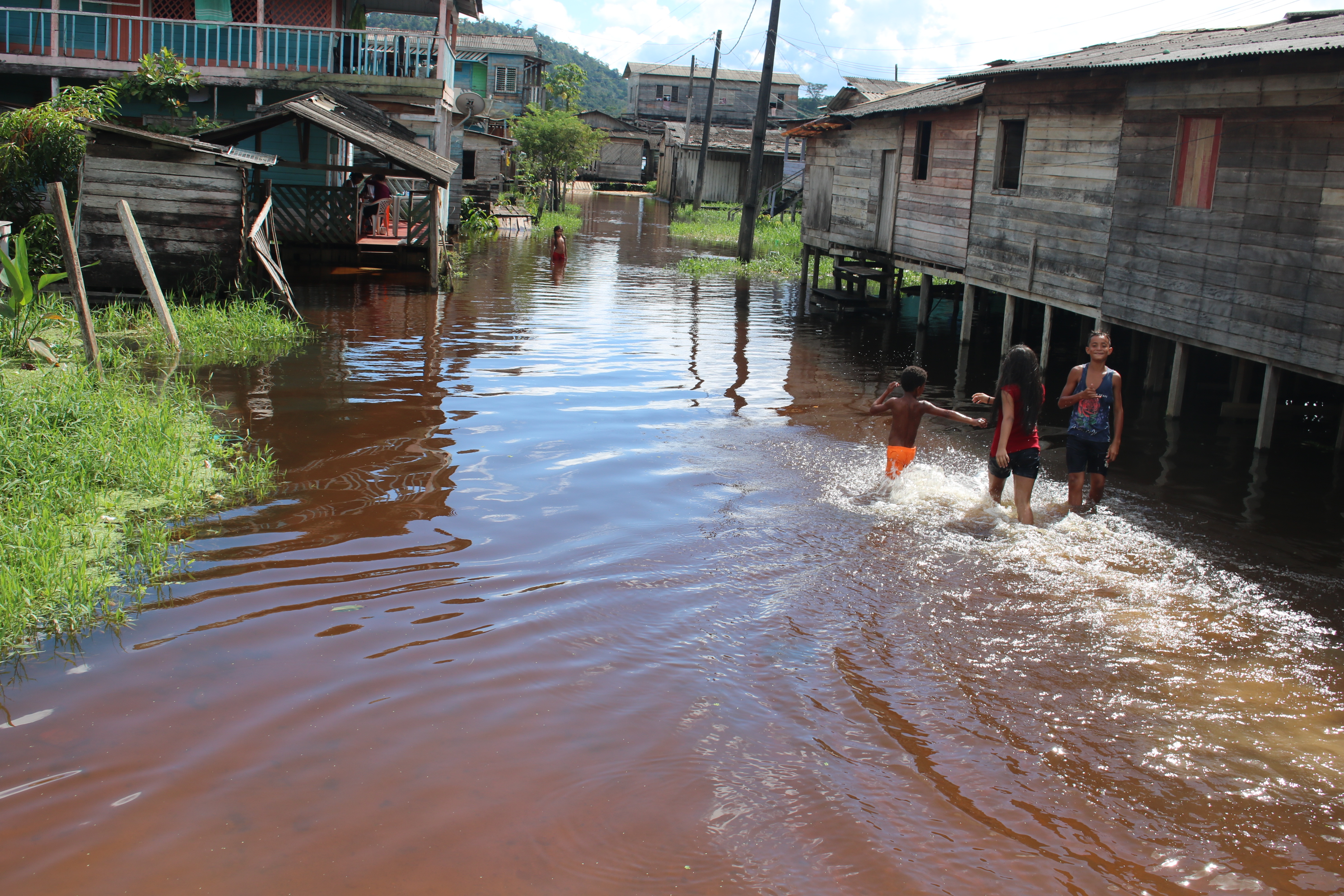 Prefeitura de Laranjal do Jari começa remover famílias para abrigos.